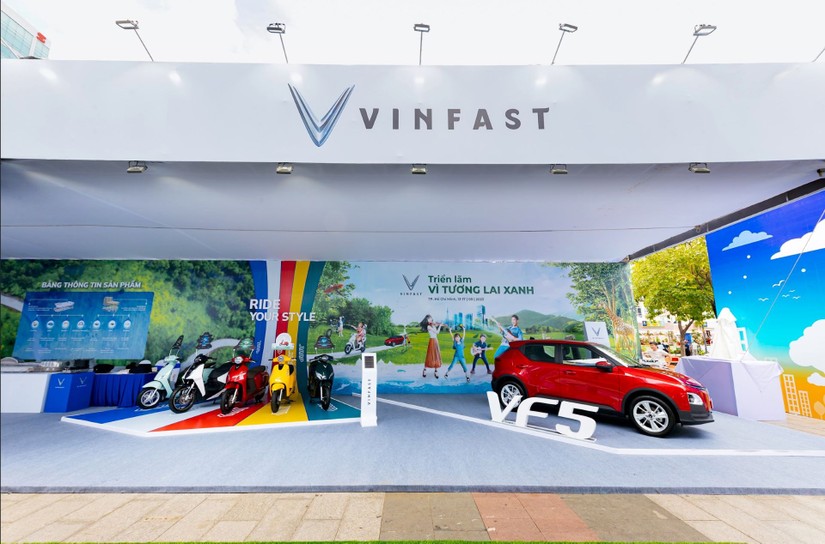 Ô tô điện VinFast VF 5 Plus cùng 5 mẫu xe máy điện tại sự kiện.