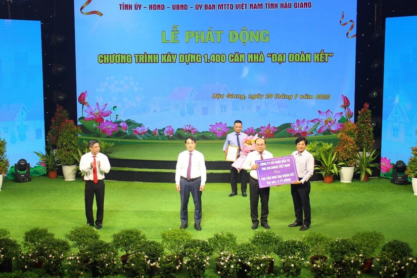 Đại diện Tập đoàn TNG Holdings Vietnam trao tặng 5 tỷ đồng cho UB MTTQ tỉnh Hậu Giang.