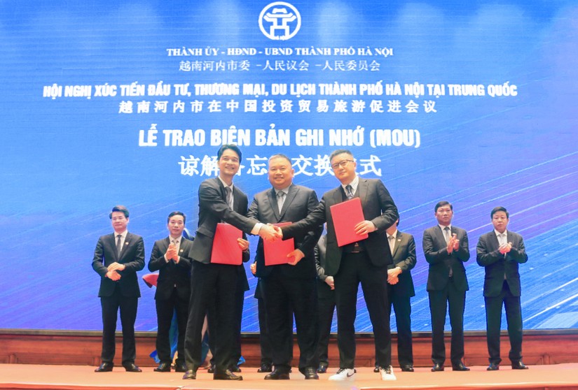 Đại diện Vinamilk (bên trái) ký kết biên bản ghi nhớ hợp tác với 2 doanh nghiệp hàng đầu trong lĩnh vực nhập khẩu – phân phối sữa và nông sản tại Trung Quốc. Ảnh: Vi Nam