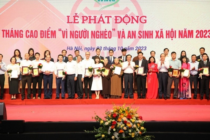 Bí thư Thành ủy Hà Nội Đinh Tiến Dũng, Chủ tịch UBND TP Hà Nội Trần Sỹ Thanh tuyên dương các tập thể tiêu biểu trong công tác giảm nghèo và an sinh xã hội.