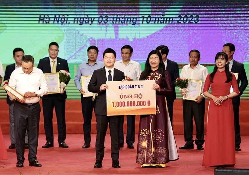 Ông Đỗ Vinh Quang, Phó Chủ tịch HĐQT Tập đoàn T&T Group (bên trái) trao ủng hộ cho Quỹ “Vì người nghèo” thành phố Hà Nội (Nguồn: T&T Group).