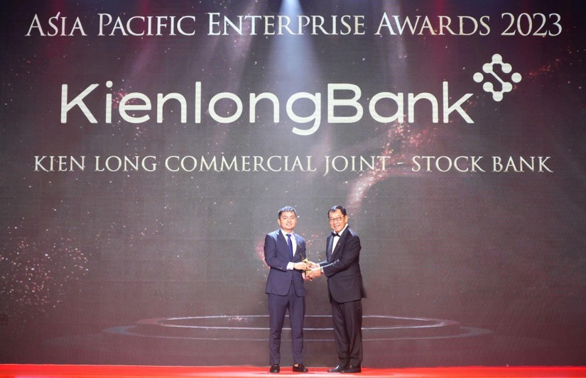 Ông Đỗ Văn Bắc - Phó Tổng giám đốc, đại diện KienlongBank nhận giải thưởng “Doanh nghiệp tăng trưởng nhanh” châu Á - Thái Bình Dương 