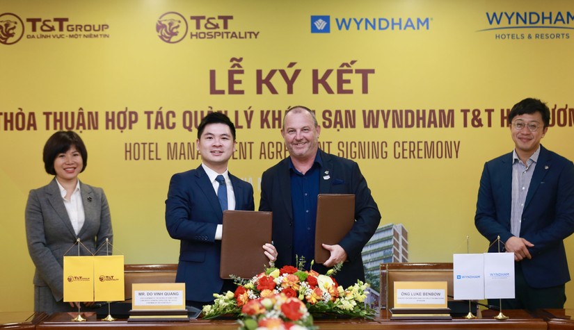 Đại diện lãnh đạo Tập đoàn T&T Group và Wyndham Hotels & Resorts Asia Pacific trao thỏa thuận hợp tác