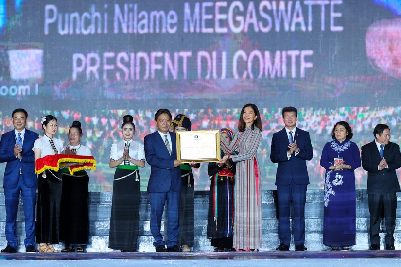 Đại diện cho UNESCO trao bằng công nhận "Nghệ thuật Xòe Thái" cho đại diện lãnh đạo UBND và Bộ văn hóa Thể thao và Du lịch các tỉnh. Ảnh: VGP