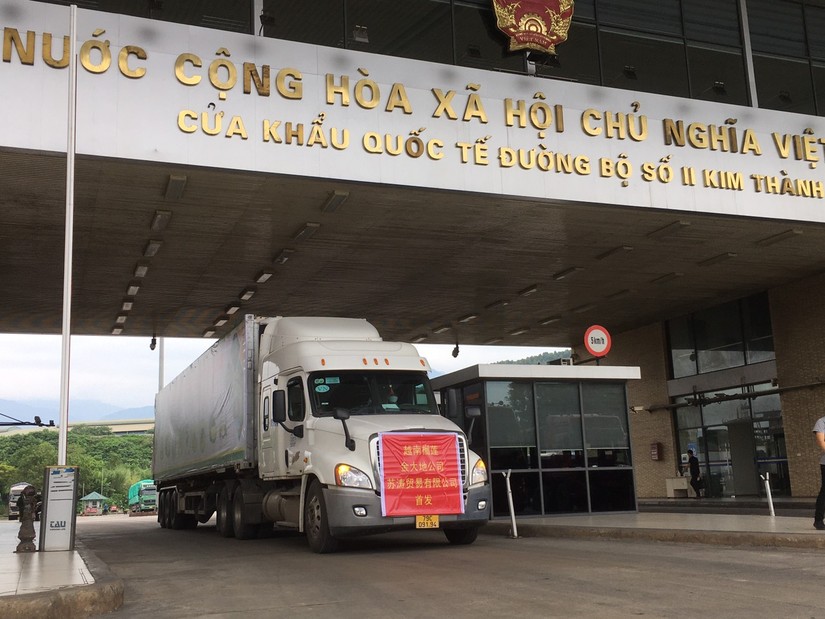 Xe container đông lạnh chở quả sầu riêng xuất khẩu qua cửa khẩu. Ảnh: Ban Quản lý khu Kinh tế tỉnh Lào Cai