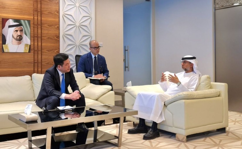 Bộ trưởng Bộ Công Thương Nguyễn Hồng Diên và Bộ trưởng Bộ Năng lượng và Cơ sở hạ tầng UAE Suhail bin Mohammed Al Mazrouei tại buổi làm việc. Ảnh: Vụ Thị trường châu Á - châu Phi.