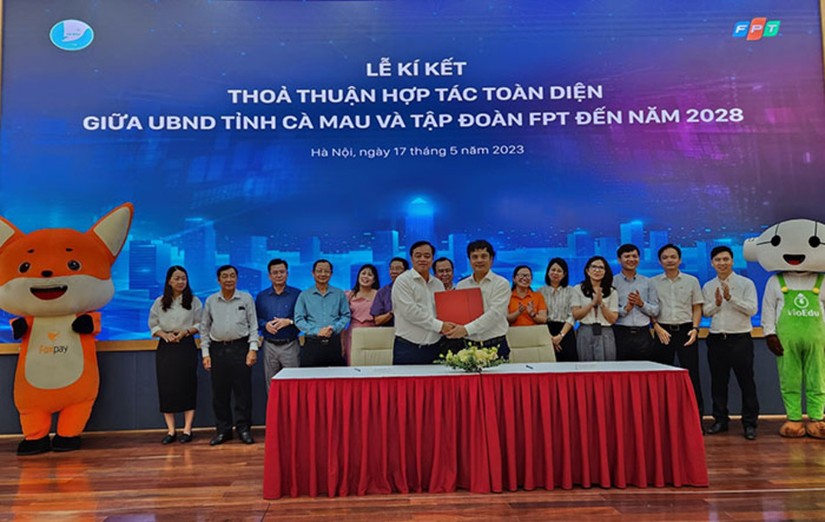 Nghi thức ký kết thỏa thuận hợp tác toàn diện giữa UBND tỉnh Cà Mau và FPT. Ảnh: CTTĐT tỉnh Cà Mau