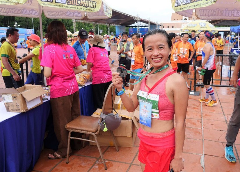 Vận động viên Nguyễn Thị Đường xuất sắc về nhất ở cự ly 42km dành cho nữ tại Đất Mũi Marathon Cà Mau 2022 - Cup PetroVietNam. Ảnh: CTTĐT tỉnh Cà Mau