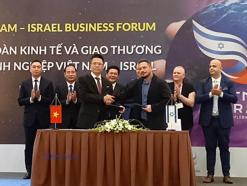 Ký kết Bản ghi nhớ giữa doanh nghiệp Việt Nam và Israel tại diễn đàn. Ảnh: Lê Hồng Nhung