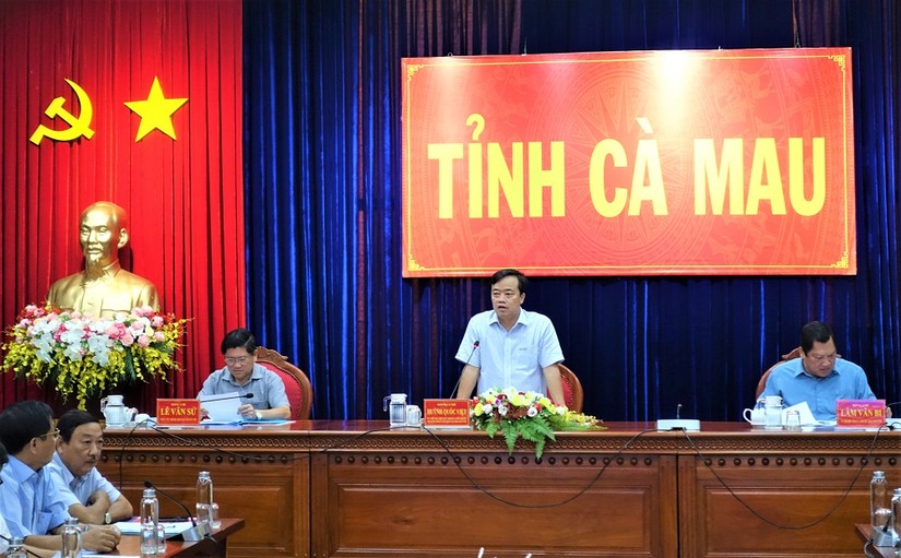 Chủ tịch UBND tỉnh Cà Mau Huỳnh Quốc Việt phát biểu tại cuộc họp. Ảnh: CTTĐT tỉnh Cà Mau