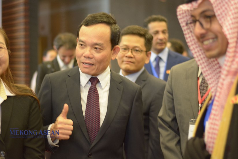 Phó Thủ tướng Trần Lưu Quang và Đại sứ Mohammed Ismaeil A.Dahlwy tham quan các sản phẩm trưng bày tại Diễn đàn Ảnh: Lê Hồng Nhung