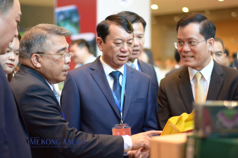 Thứ trưởng Bộ Ngoại giao Hà Kim Ngọc, Chủ tịch UBND tỉnh Cao Bằng tham quan các sản phẩm giới thiệu tại Hội nghị. Ảnh: Lê Hồng Nhung