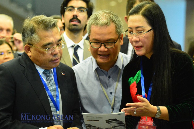Bà Bùi Thị Quỳnh Vân - Chủ tịch HĐND tỉnh Quảng Ngãi trao đổi cùng đại biểu nước ngoài tại Hội nghị. Ảnh: Lê Hồng Nhung