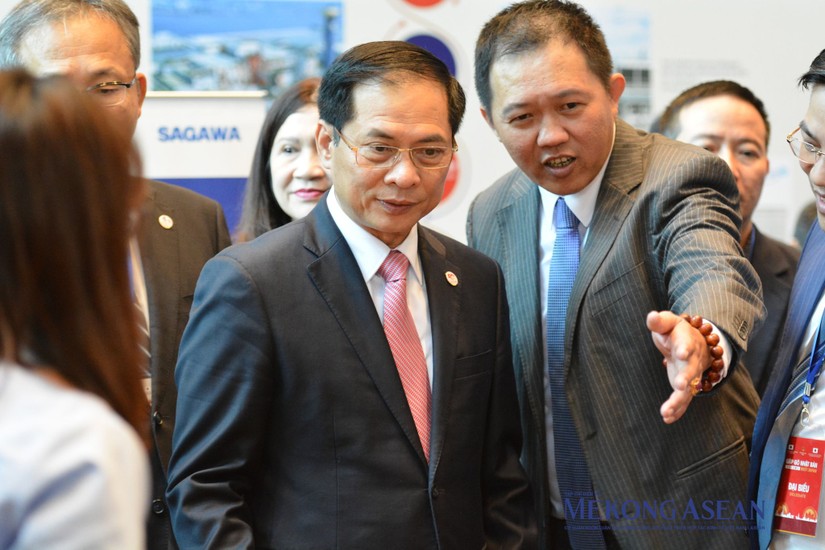 Bộ trưởng Bùi Thanh Sơn tham quan các gian hàng tại hội nghị. Ảnh: Lê Hồng Nhung