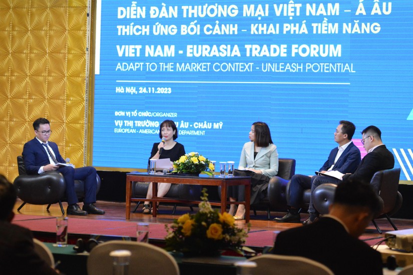 Phiên thảo luận của Diễn đàn xoay quanh vấn đề cơ hội hợp tác, thách thức của hàng hóa Việt tại thị trường Á - Âu cũng như các giải pháp cho doanh nghiệp. Ảnh: Lê Hồng Nhung