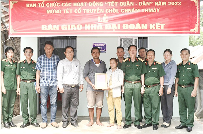 Hộ dân người Khmer nhận quyết định bàn giao nhà đại đoàn kết do Ban Chỉ đạo các hoạt động Tết quân - dân tỉnh Kiên Giang hỗ trợ. Ảnh: Báo Dân tộc và Phát triển