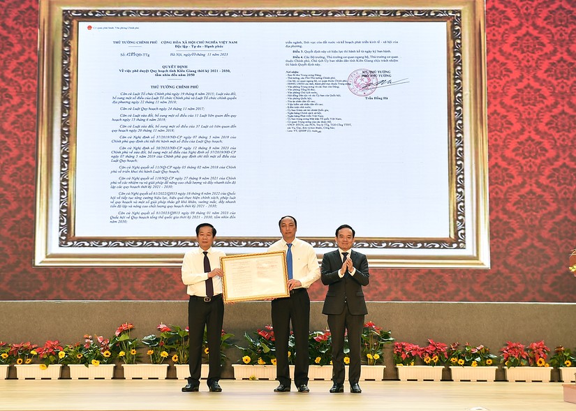 Phó Thủ tướng Trần Lưu Quang trao Quyết định của Thủ tướng Chính phủ phê duyệt Quy hoạch tỉnh Kiên Giang thời kỳ 2021-2030, tầm nhìn đến năm 2050. Ảnh: VGP