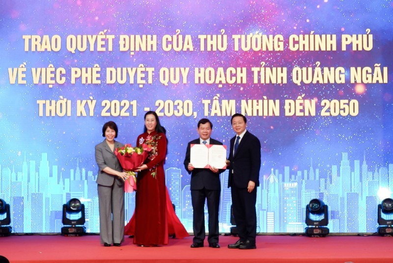 Phó Thủ tướng Trần Hồng Hà trao Quyết định của Thủ tướng Chính phủ phê duyệt Quy hoạch tỉnh Quảng Ngãi thời kỳ 2021 - 2030, tầm nhìn đến năm 2050 cho lãnh đạo tỉnh Quảng Ngãi. Ảnh: Báo Công Thương
