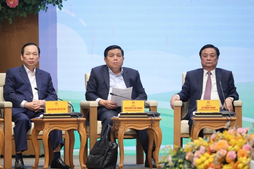 Bộ trưởng Bộ KH&ĐT Nguyễn Chí Dũng trả lời câu hỏi của anh Y Pốt Niê. Ảnh: VGP