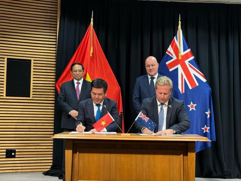 Bộ trưởng Công Thương Nguyễn Hồng Diên và Bộ trưởng Ngoại giao, Thương mại New Zealand Todd McClay ký kết Bản thỏa thuận. Ảnh: Bộ Công Thương