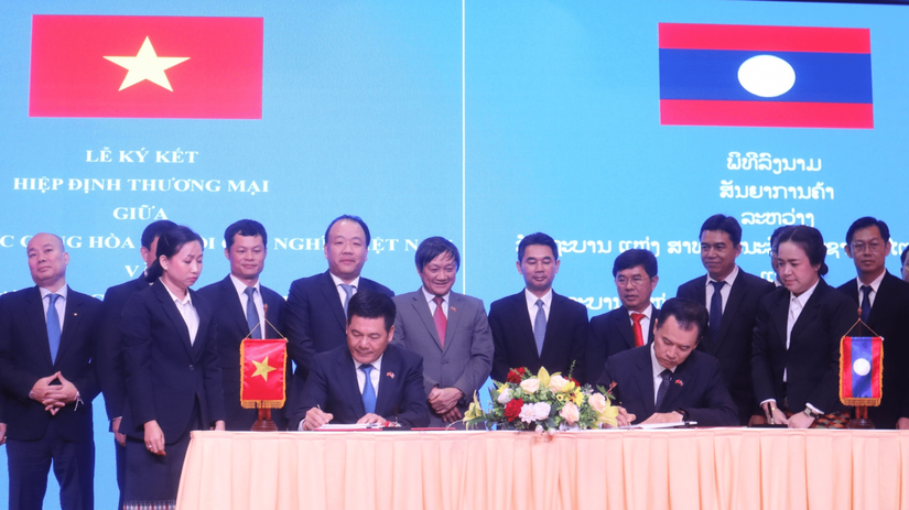 Bộ trưởng hai nước ký kết Hiệp định thương mại Việt Nam - Lào mới. Ảnh: Vụ Thị trường châu Á - châu Phi