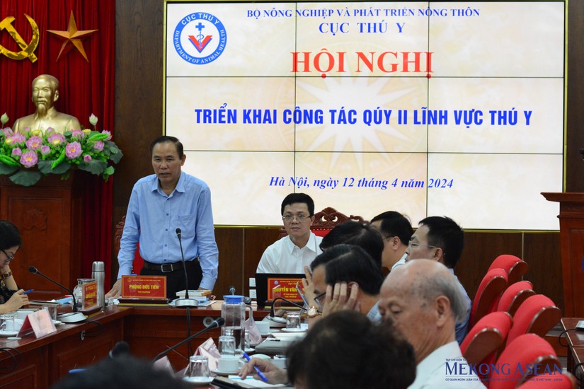 Thứ trưởng NN&PTNT Phùng Đức Tiến và Cục trưởng Cục Thú y Nguyễn Văn Long chủ trì hội nghị. Ảnh: Lê Hồng Nhung - Mekong ASEAN