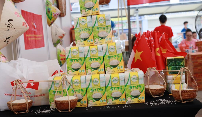 Sản phẩm gạo Việt trưng bày tại Singapore. Ảnh: Thương vụ Việt Nam tại Singapore