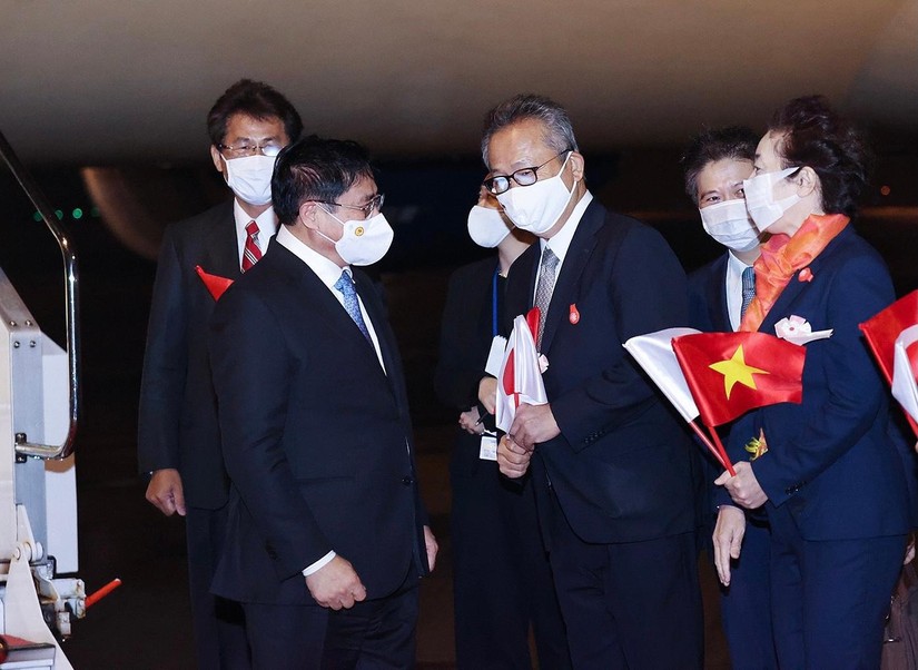 Thủ tướng Phạm Minh Chính và đoàn đại biểu cấp cao Việt Nam tới sân bay quốc tế Haneda - Ảnh: VGP