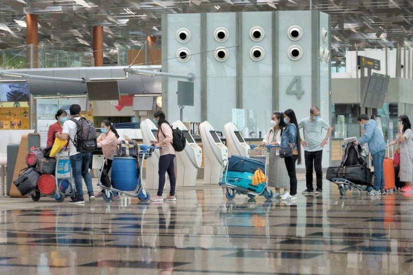 Du khách xếp hàng check in tại sân bay Changi, Singapore. Ảnh: Straits Times