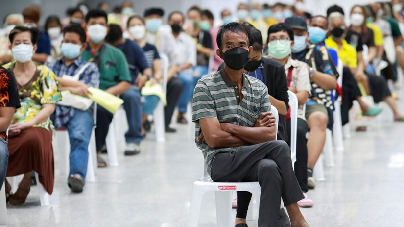 Người dân xếp hàng chờ tiêm vaccine AstraZeneca tại Bangkok, Thái Lan. Ảnh: Reuters