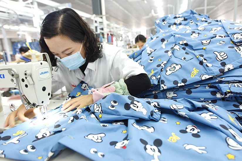 Công nhân tại một nhà máy may mặc tại tỉnh Giang Tô, Trung Quốc. Ảnh: AP