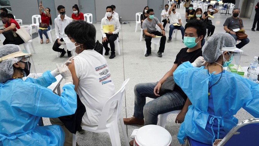 Người dân tại Bangkok, Thái Lan được tiêm phòng vaccine Covid-19. Ảnh: Reuters