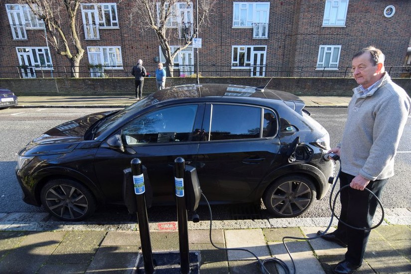 Trạm sạc xe thông minh của Connected Kerb tại London, Anh. Ảnh: Reuters