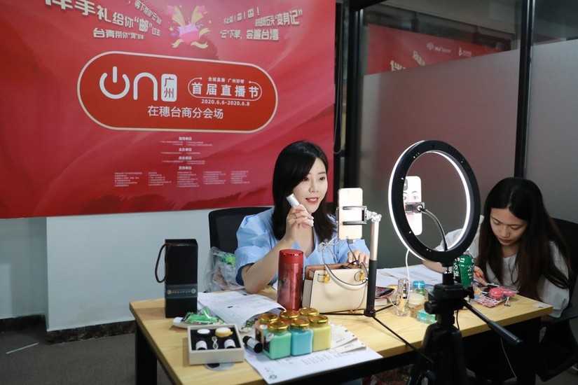 Một buổi livestream bán hàng qua nền tảng thương mại điện tử tại Quảng Châu, Trung Quốc. Ảnh: Xinhua