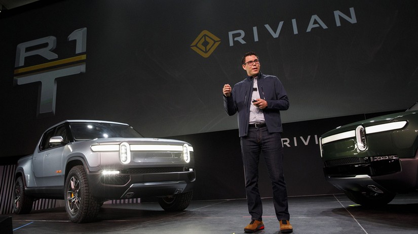 Giám đốc điều hành Rivian RJ Scaringe bên cạnh nguyên mẫu xe điện Rivian R1T. Ảnh: Getty Images