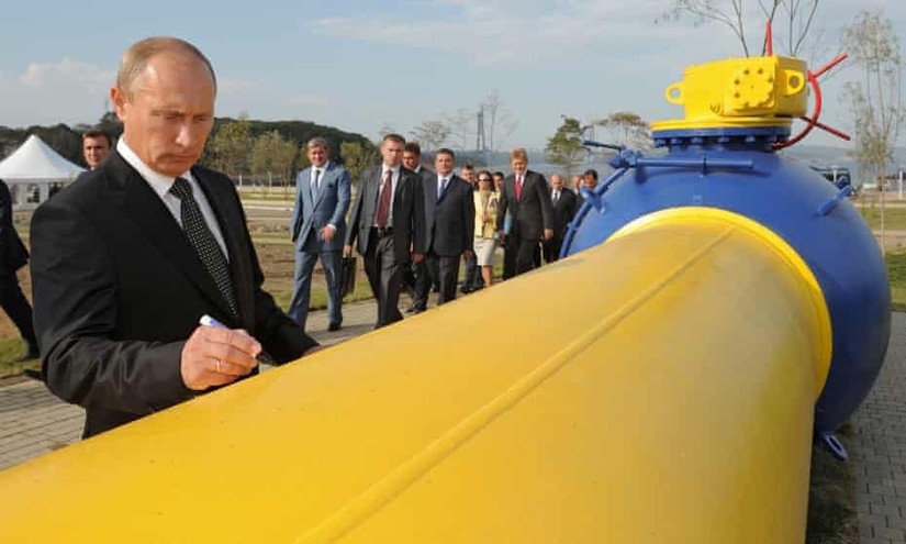 Tổng thống Nga Vladimir Putin kí tên lên đường ống dẫn khí đốt tại Vladivostok năm 2011. Ảnh: AFP