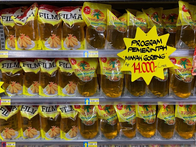 Dầu ăn được bày bán tại siêu thị Indonesia. Ảnh: Mistar
