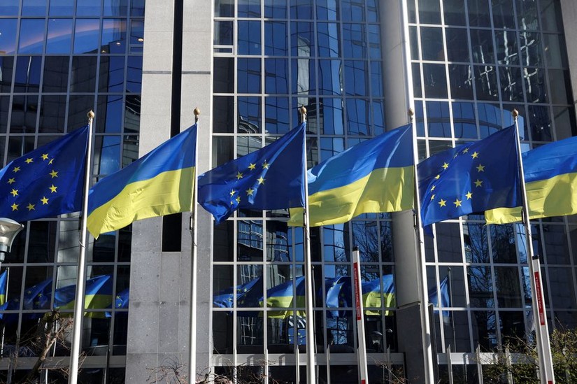 Cờ Ukraine và cờ EU. Ảnh: Reuters