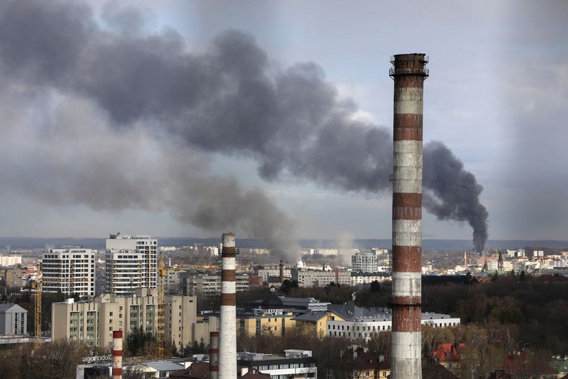 Khói bốc lên từ các cơ sở quân sự bị Nga tấn công tại Lviv, Ukraine. Ảnh: Reuters