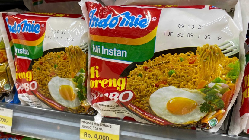 Mỳ tôm được bày bán tại một chợ tại Jakarta, Indonesia. Ảnh: Nikkei Asia