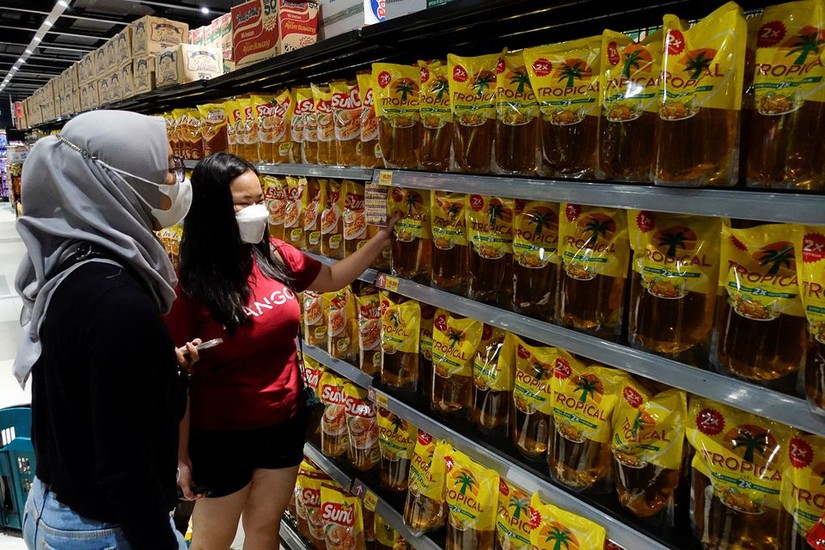 Dầu cọ được bày bán tại siêu thị Indonesia. Ảnh: Reuters