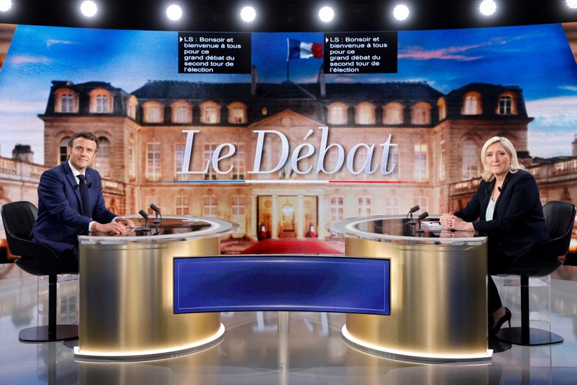 Ông Macron và bà Le Pen trong phiên tranh luận trực tiếp hôm 20/4. Ảnh: Reuters