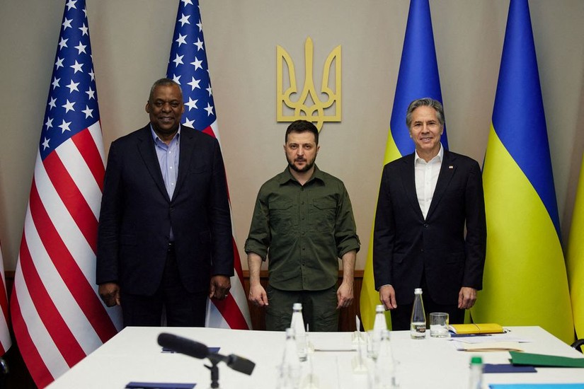 Tổng thống Ukraine Volodymyr Zelensky cùng Bộ trưởng Quốc phòng Mỹ Lloyd Austin và Ngoại trưởng Anthony Blinken. Ảnh: Reuters