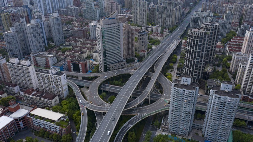 Đường phố Thượng Hải không bóng người do Covid-19. Ảnh: Bloomberg