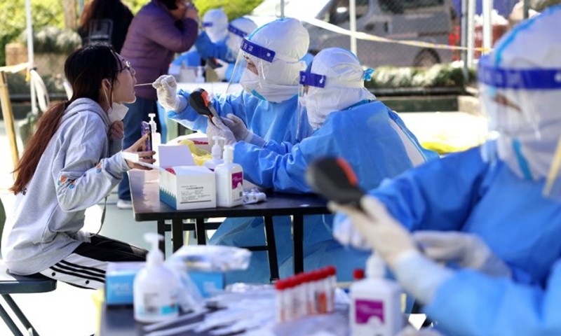 Nhân viên y tế tại Thượng Hải thực hiện xét nghiệm cho người dân. Ảnh: Xinhua