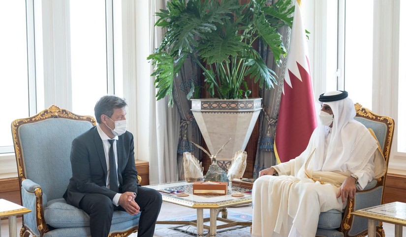 Tiểu vương Qatar Emir Sheikh Tamim bin Hamad al-Thani trong cuộc trao đổi với Bộ trưởng Kinh tế Đức Robert Habeck tại Doha. Ảnh: Reuters