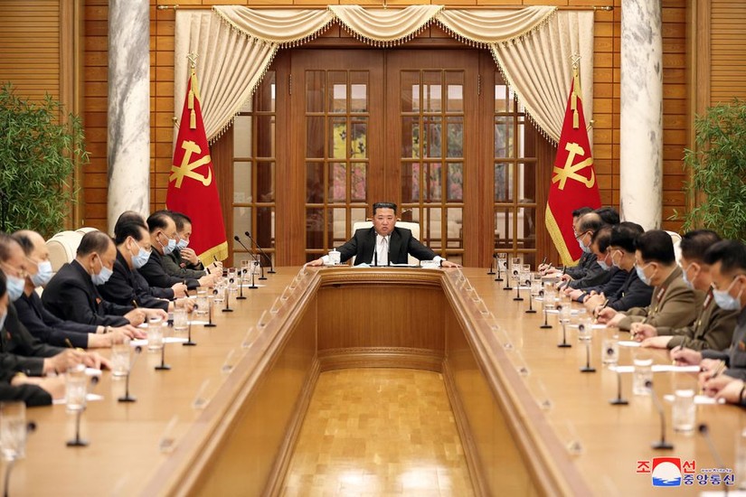 Nhà lãnh đạo Triều Tiên Kim Jong Un tổ chức cuộc họp khẩn hôm 12/5. Ảnh: Reuters