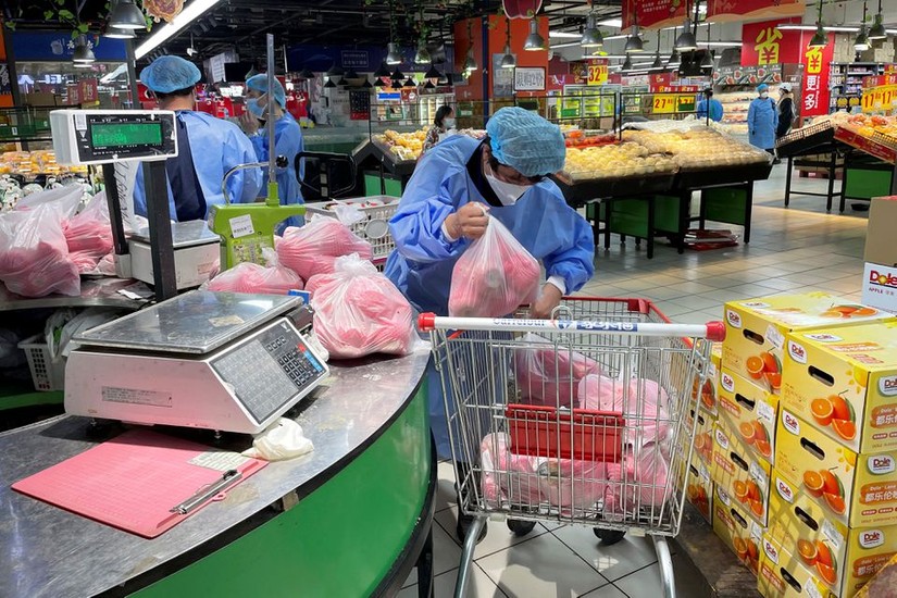 Người dân Trường Ninh, Thượng Hải bắt đầu đi mua sắm tại siêu thị. Ảnh: Reuters
