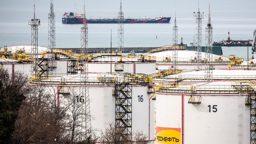 EU đang gặp bế tắc với lệnh cấm vận dầu mỏ Nga do sự phụ thuộc vào nước này. Ảnh: Getty Images
