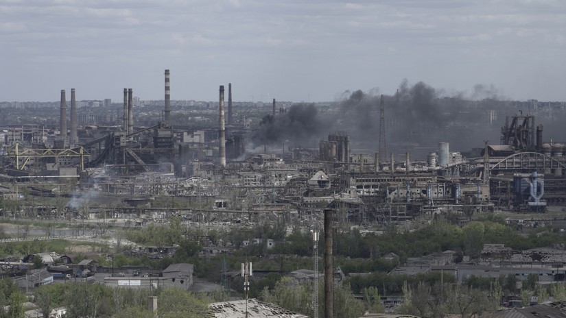 Khói bốc lên từ nhà máy Azovstal hiện đã thất thủ, Ảnh: AFP